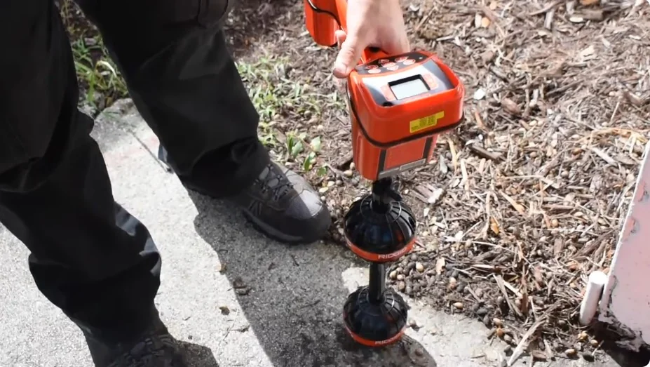 Handheld leak detection probe pinpointing an underground leak