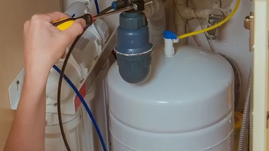 Checking a toilet tank fitting for a leak